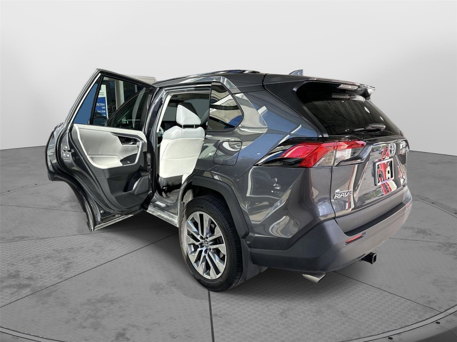 Used 2022 Toyota RAV4 XLE Premium image 30