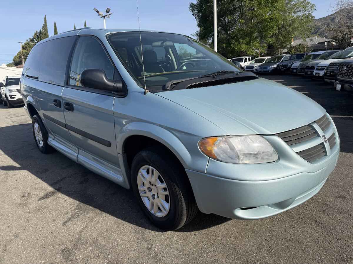 Used 2005 Dodge Grand Caravan SE w/ Popular Equipment Group I FWD image 2