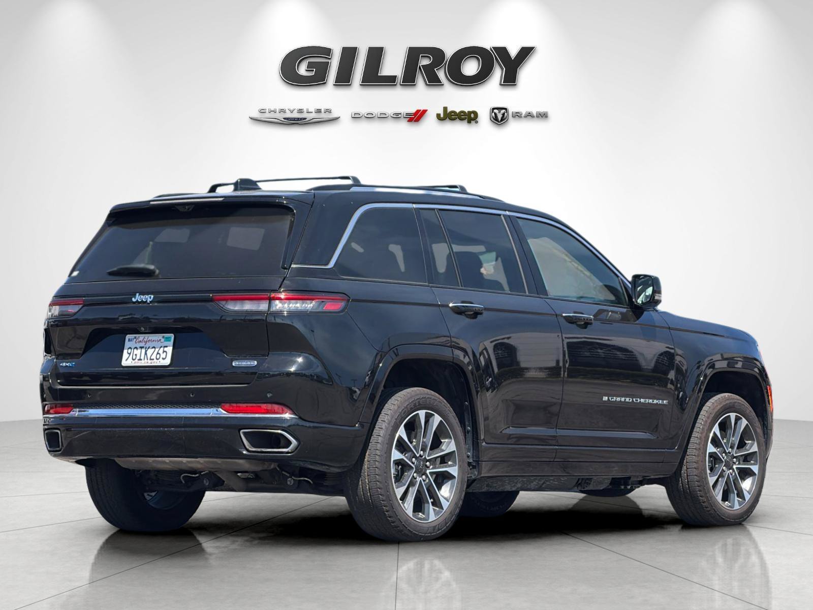 Used 2023 Jeep Grand Cherokee Overland w/ Advanced Protech Group III AWD/4WD image 4