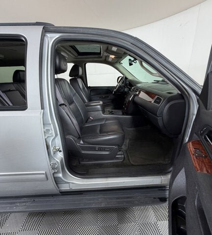 Used 2014 Chevrolet Suburban LT RWD image 5