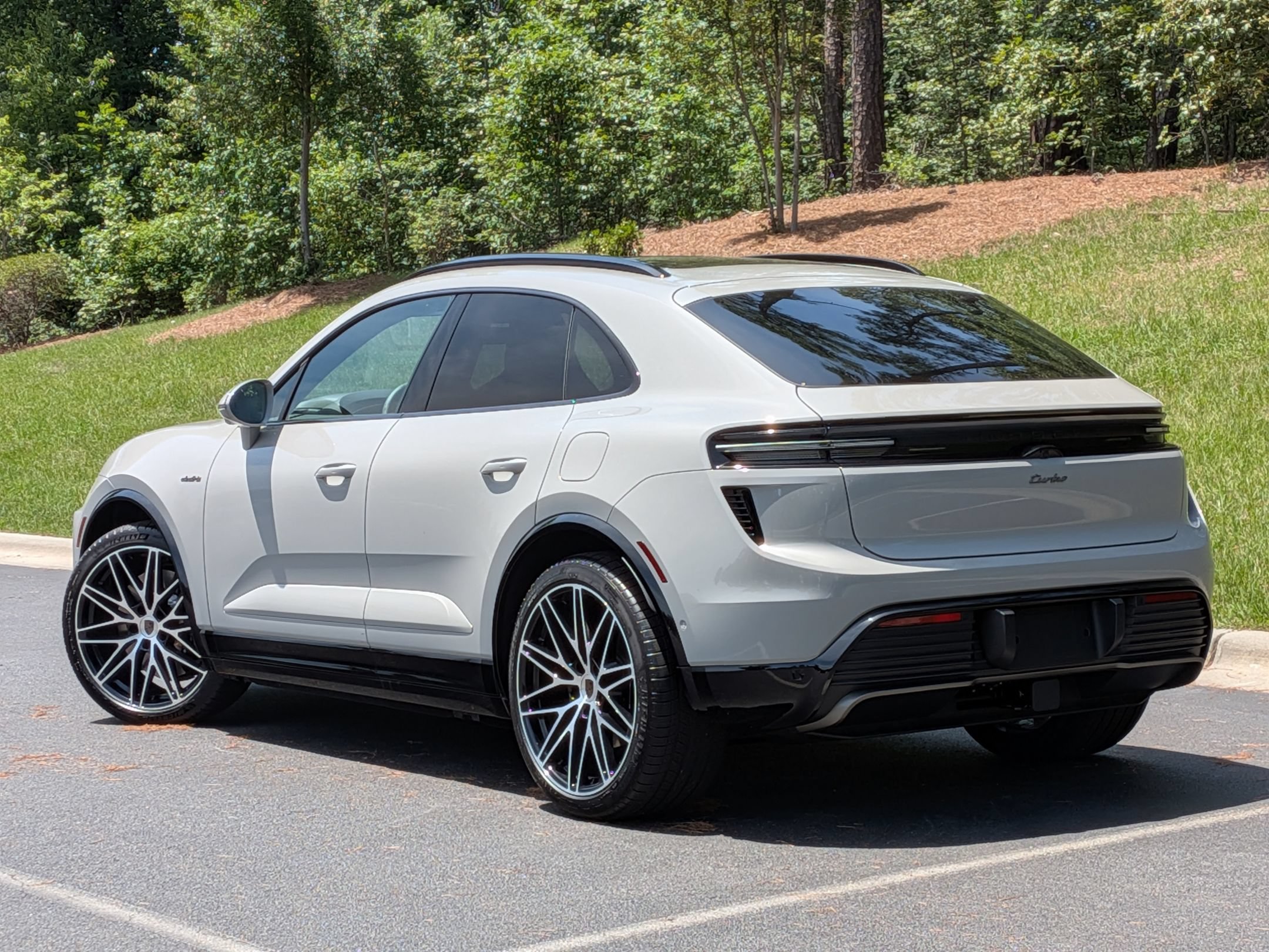 New 2026 Porsche Macan Turbo Electric AWD/4WD image 3