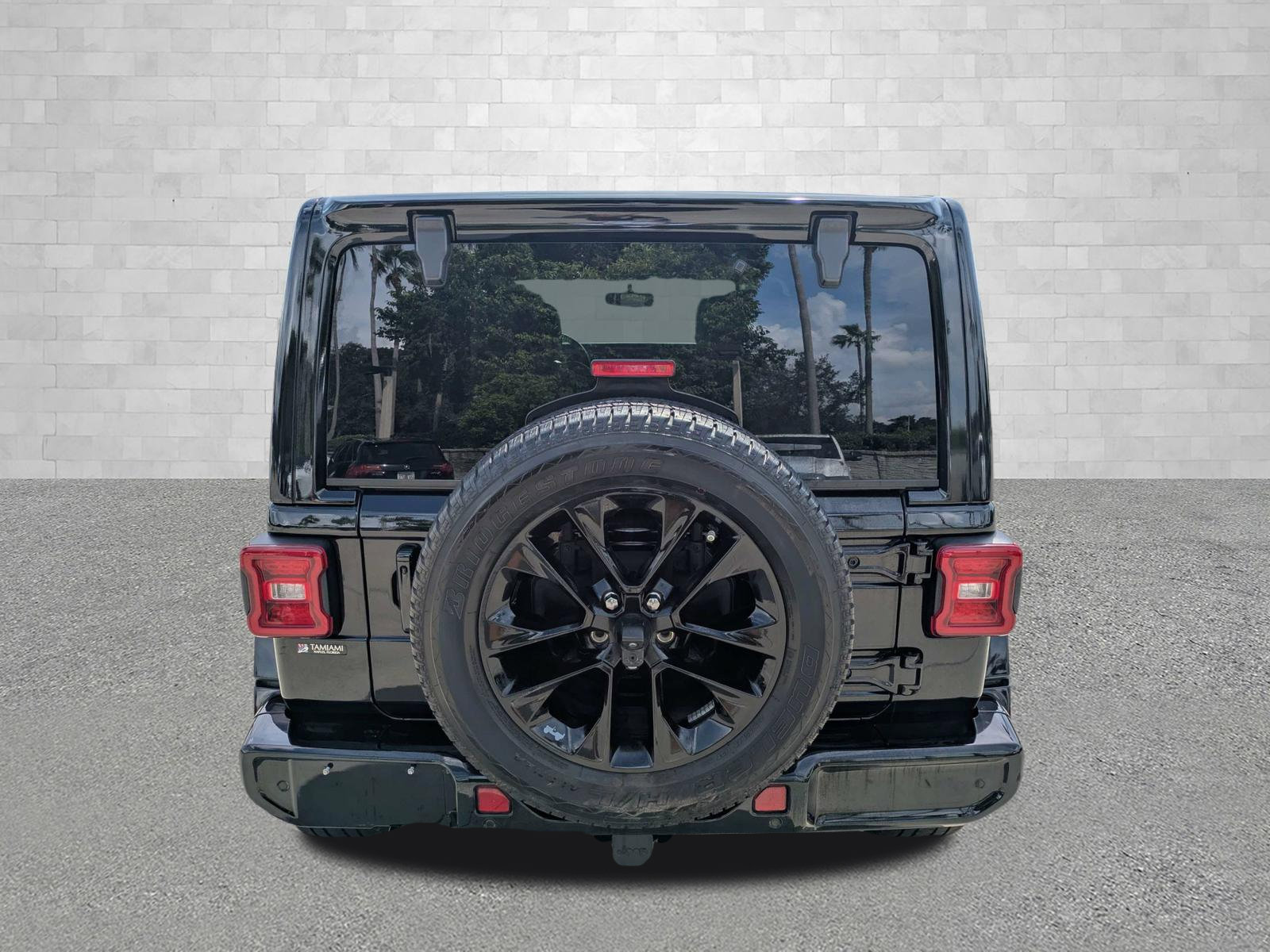 Used 2023 Jeep Wrangler Unlimited Sahara AWD/4WD image 3