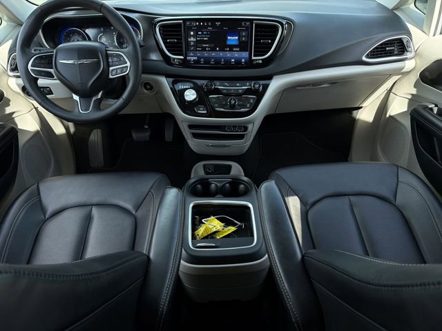 Used 2024 Chrysler Pacifica Touring-L image 18