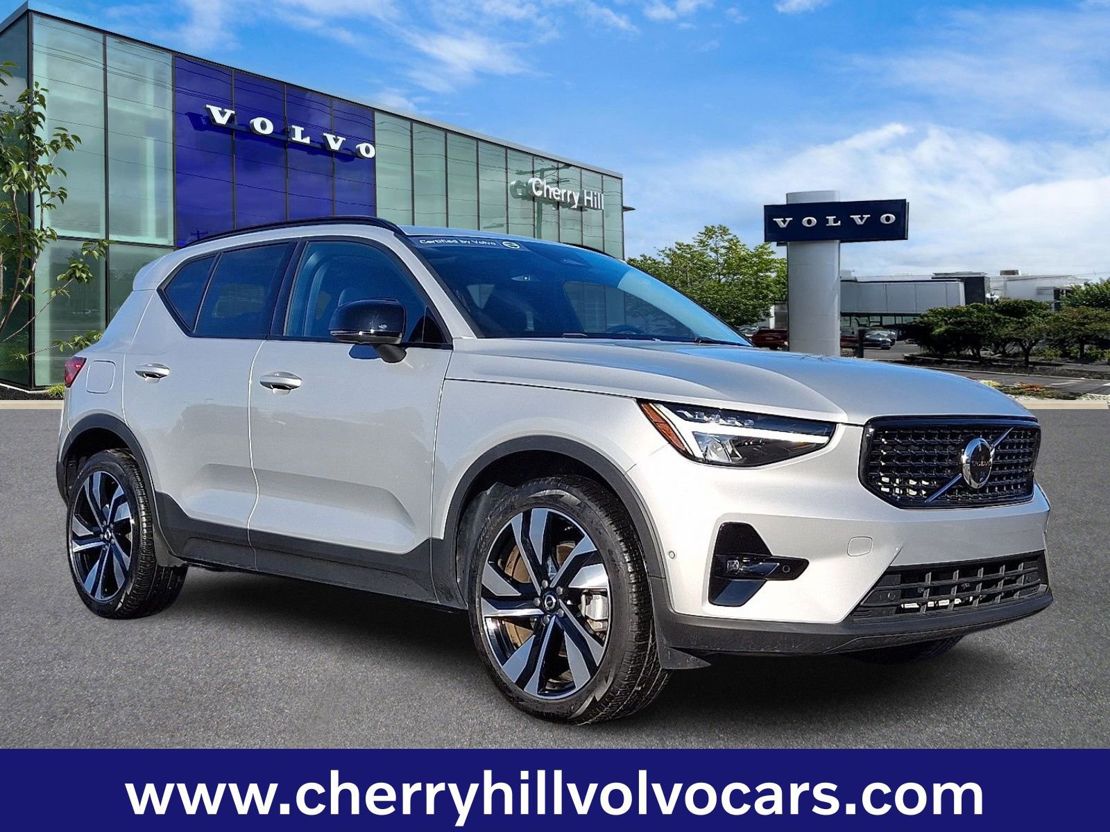 Certified 2025 Volvo XC40 B5 Plus image 1