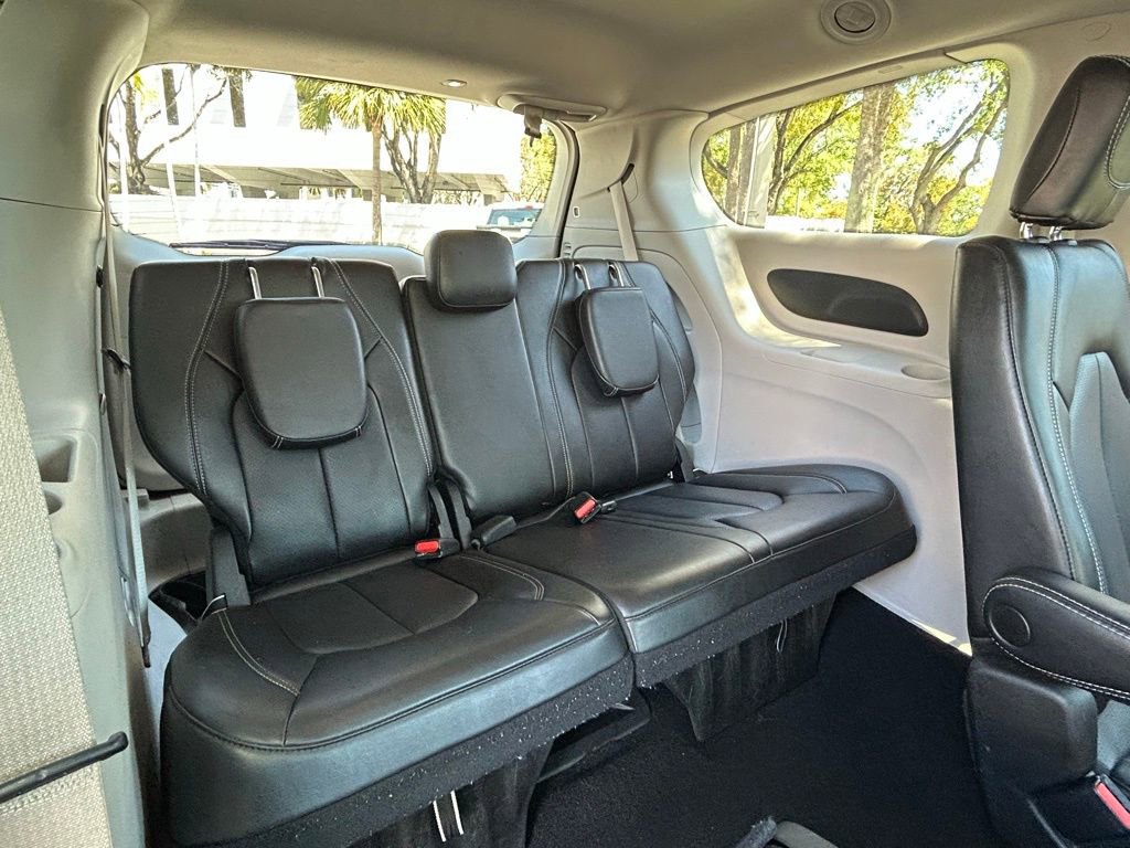Used 2023 Chrysler Pacifica Touring-L image 36