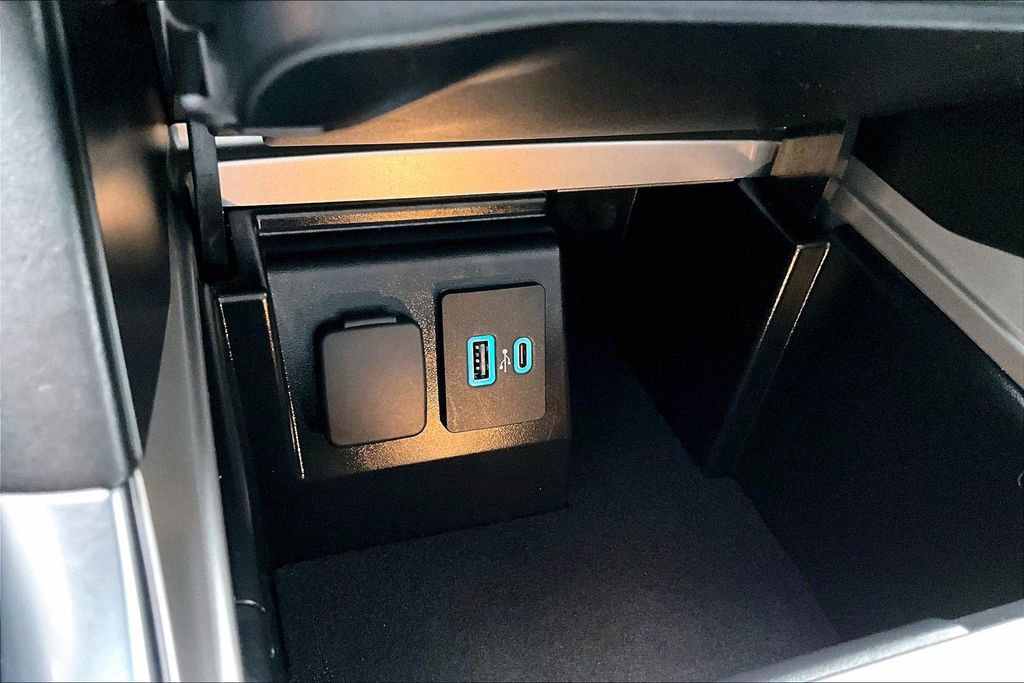 Used 2024 Ford Explorer XLT w/ Equipment Group 202A image 32