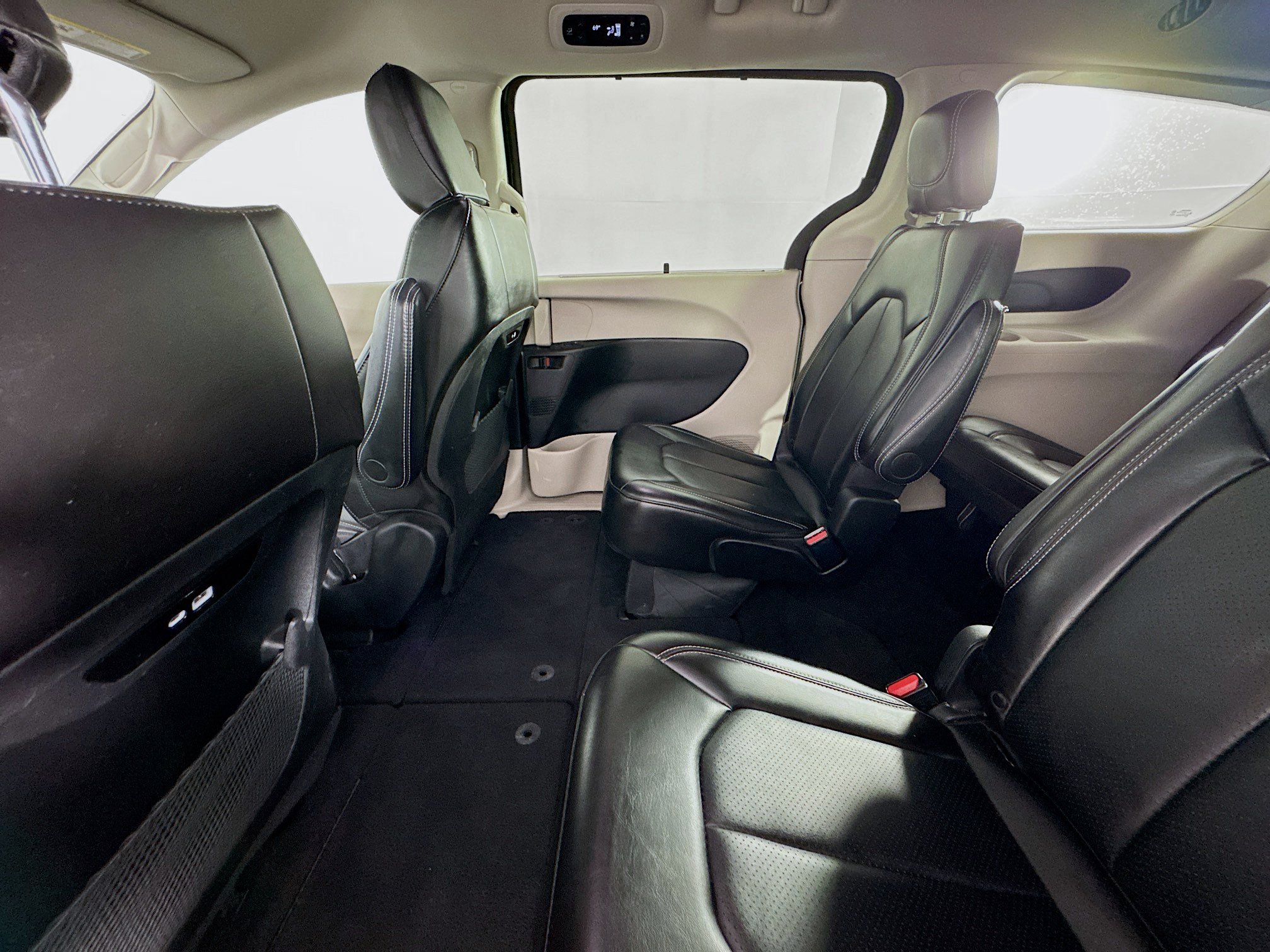 Used 2024 Chrysler Pacifica Touring-L FWD image 24