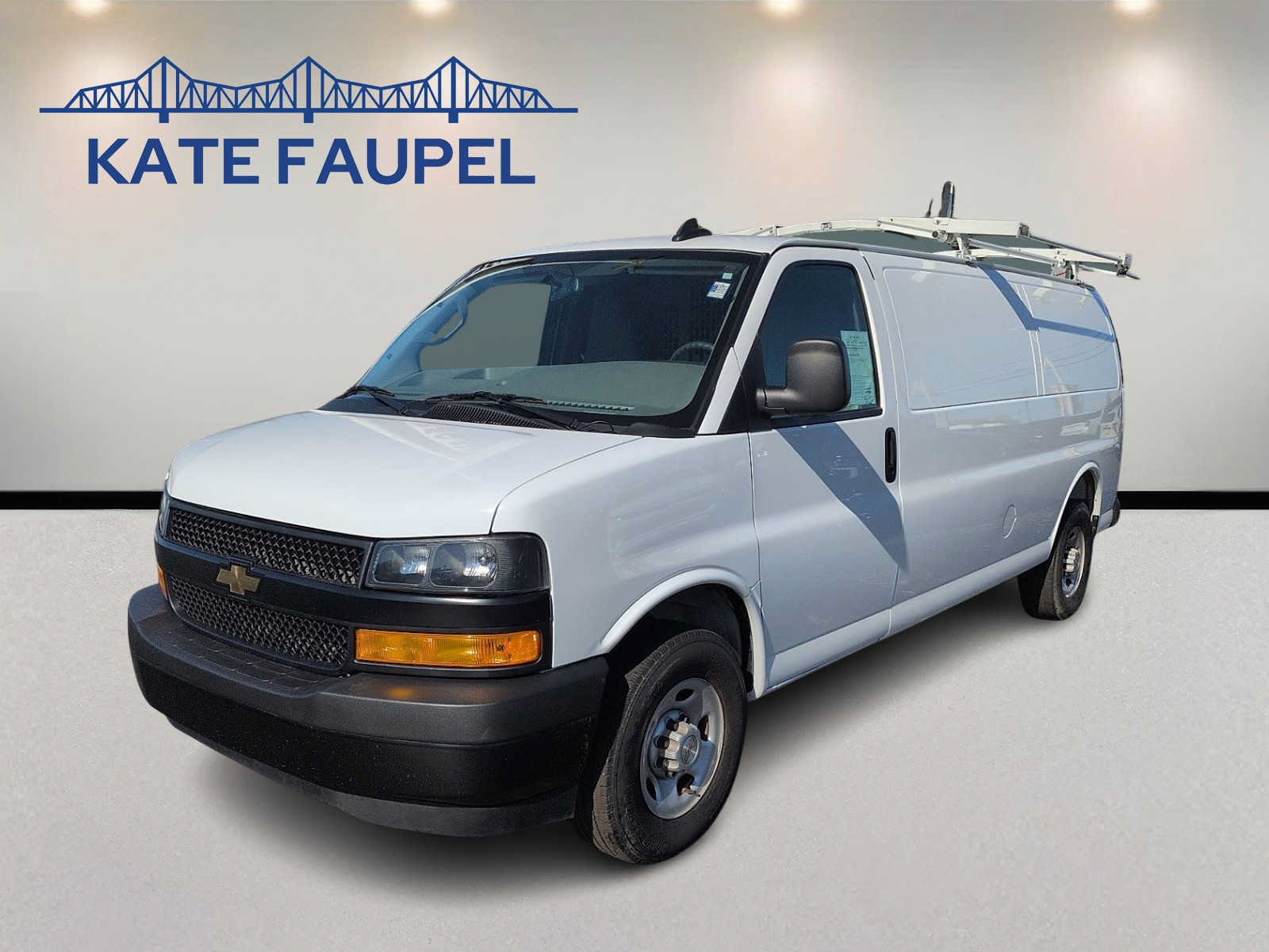 Used 2025 Chevrolet Express 3500 Extended w/ Driver Convenience Package RWD image 3