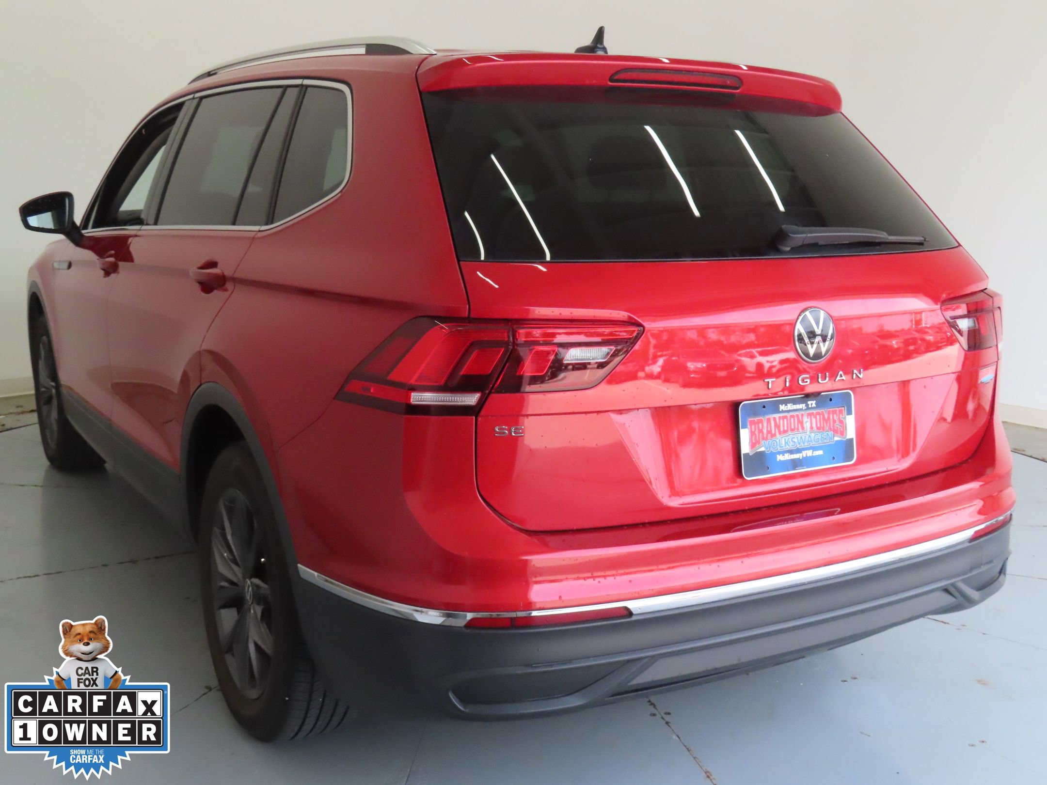 Used 2023 Volkswagen Tiguan SE w/ Panoramic Sunroof Package FWD image 7