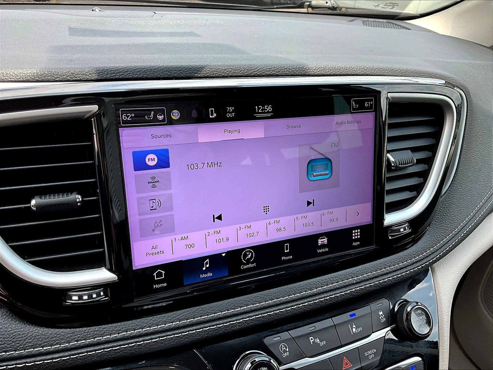 Used 2022 Chrysler Pacifica Touring-L FWD image 13