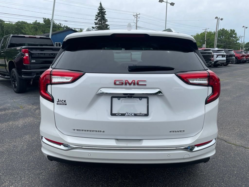 Used 2024 GMC Terrain Denali w/ Denali Premium Package AWD/4WD image 6