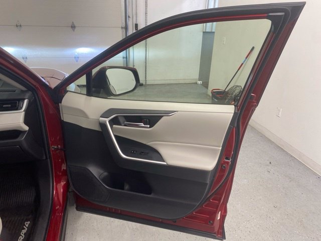 Used 2019 Toyota RAV4 XLE Premium w/ Cold Weather Package AWD/4WD image 31
