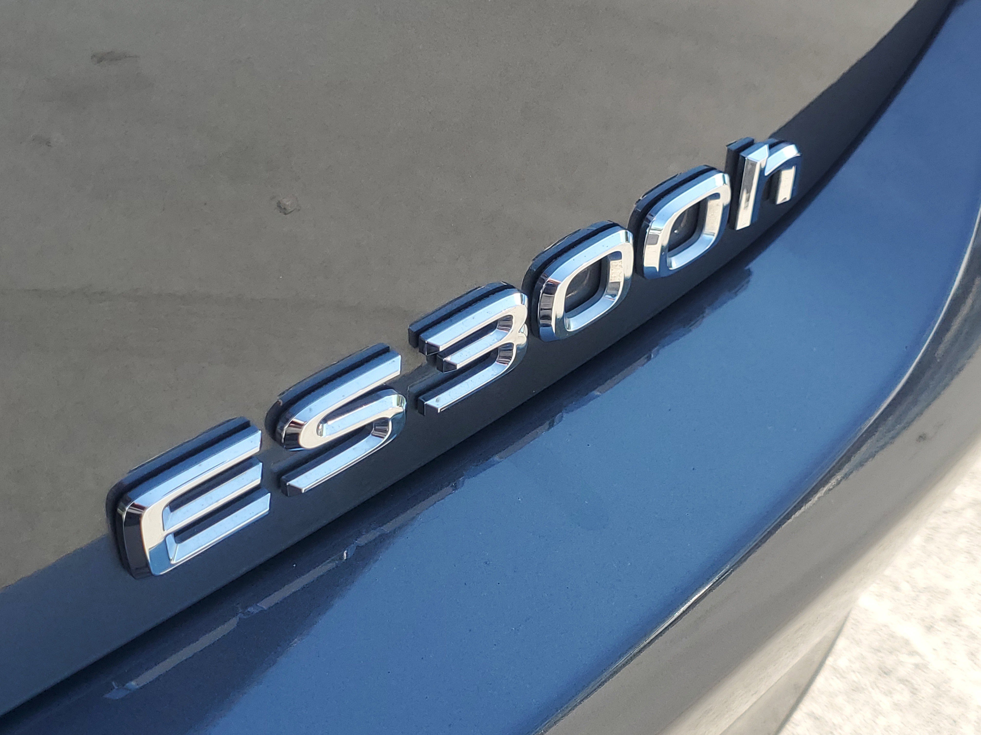 Used 2023 Lexus ES 300h w/ Premium Package image 9