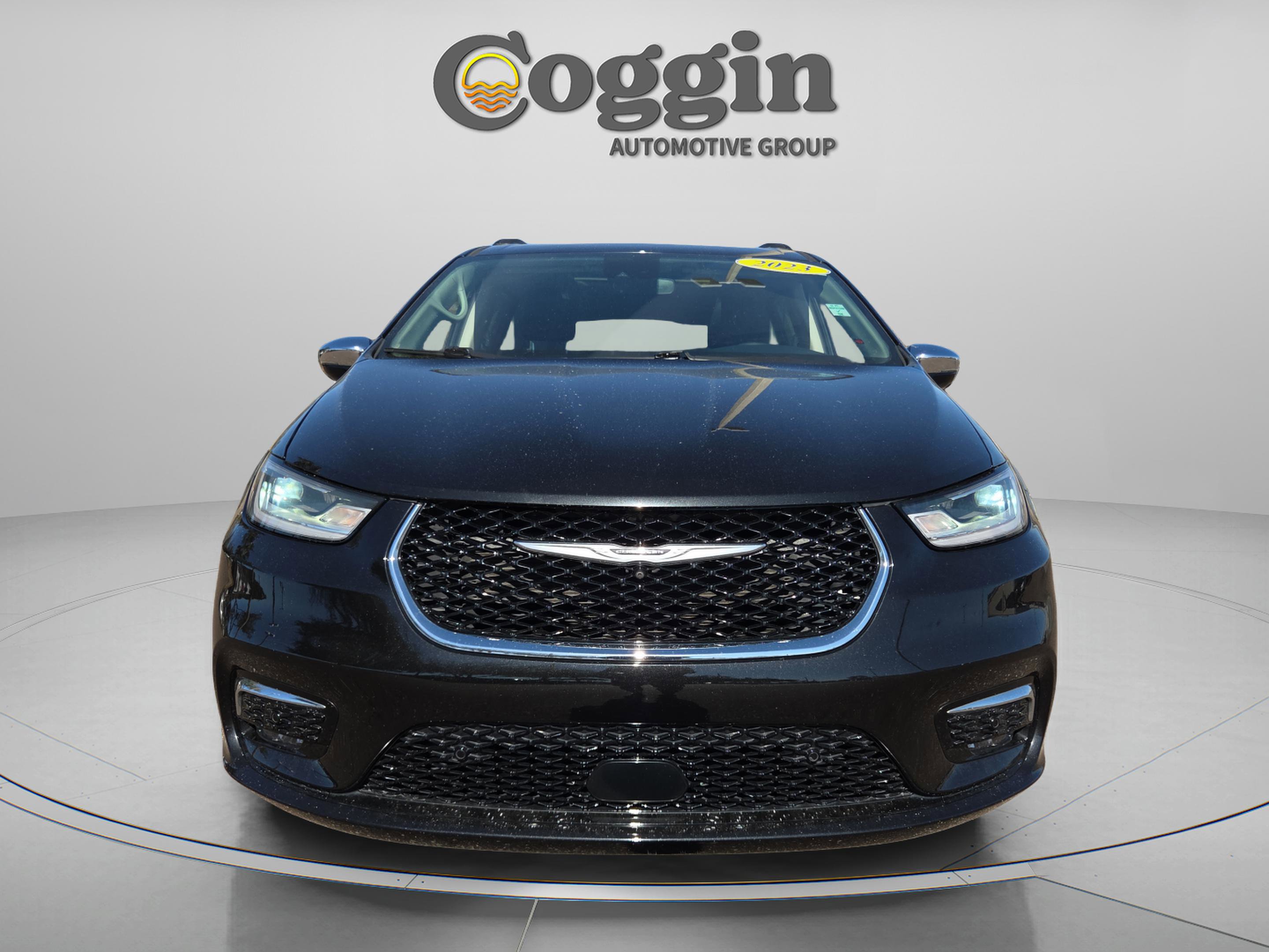 Used 2023 Chrysler Pacifica Limited w/ Uconnect Theater Family Group image 9