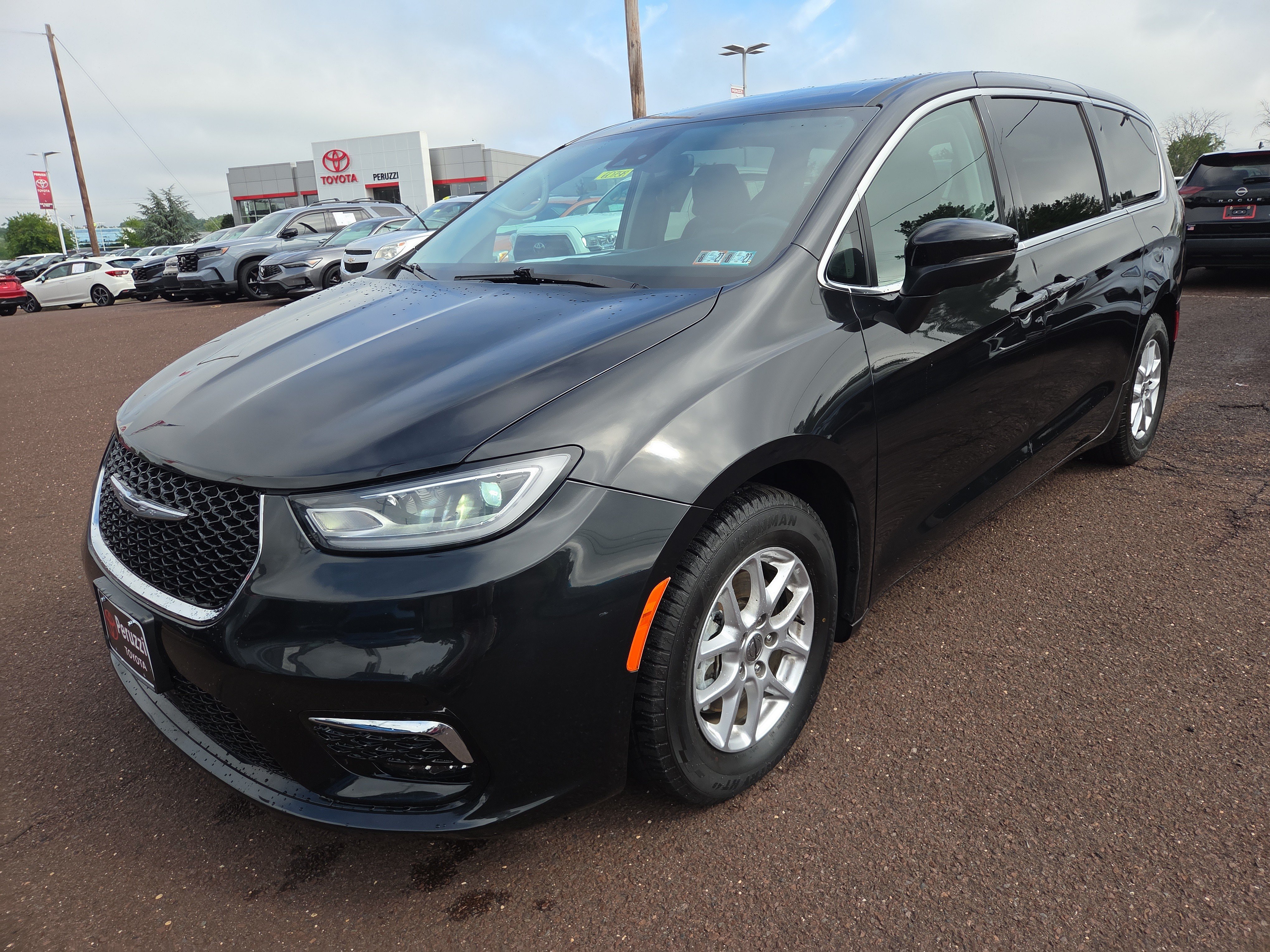 Used 2023 Chrysler Pacifica Touring-L FWD image 7