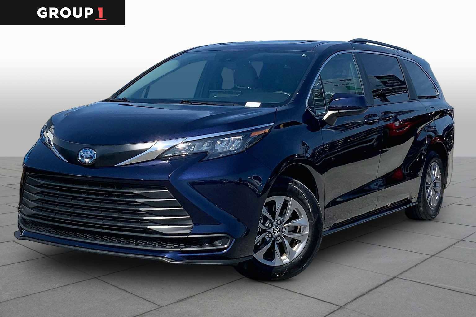 Used 2025 Toyota Sienna LE w/ LE Plus Package