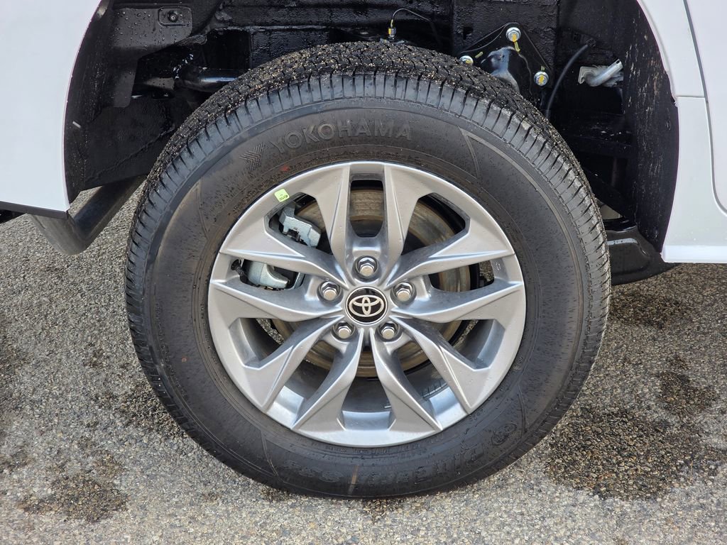 Used 2026 Toyota Sienna LE image 12