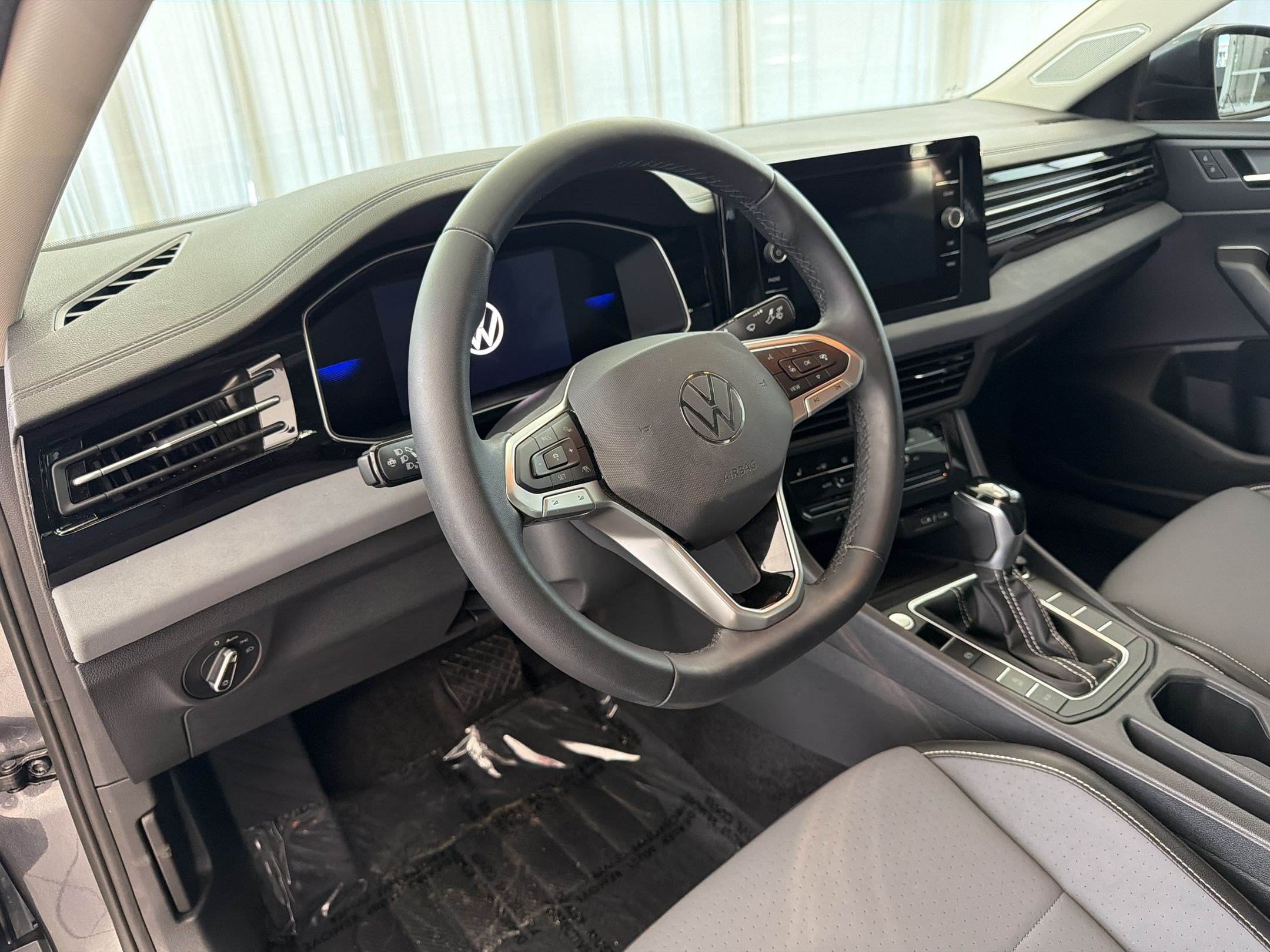 Used 2025 Volkswagen Jetta SE w/ Sunroof Package FWD image 4