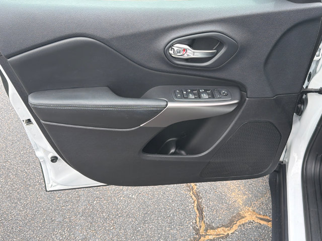 Used 2019 Jeep Cherokee Latitude Plus FWD image 11