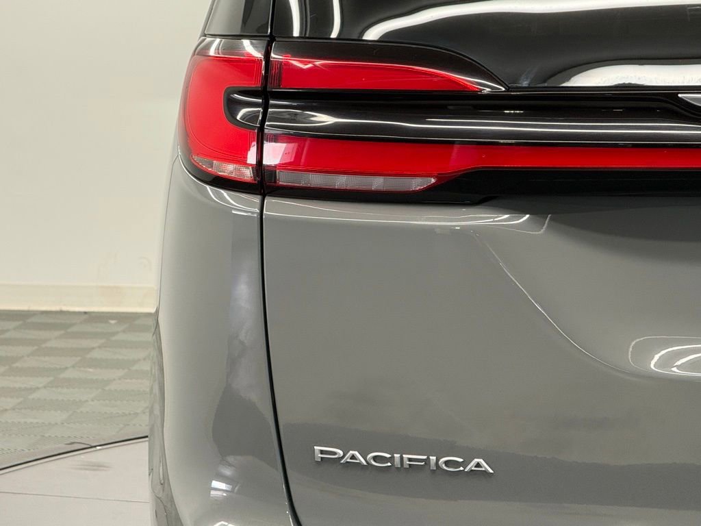 Used 2022 Chrysler Pacifica Pinnacle FWD image 13