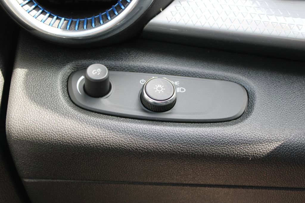 Used 2025 Chevrolet Trax LT w/ LT Convenience Package image 38