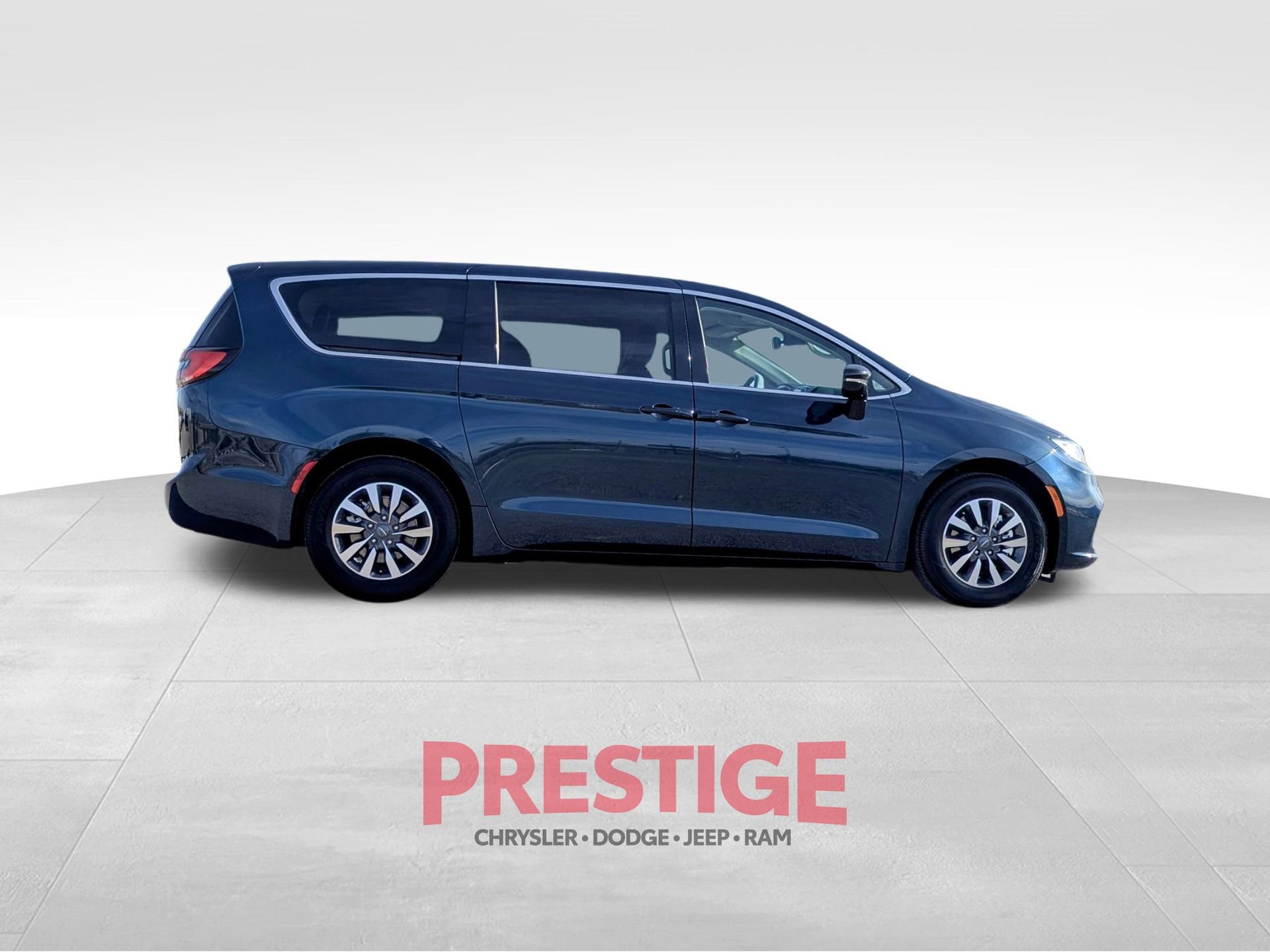 Used 2024 Chrysler Pacifica Select image 6