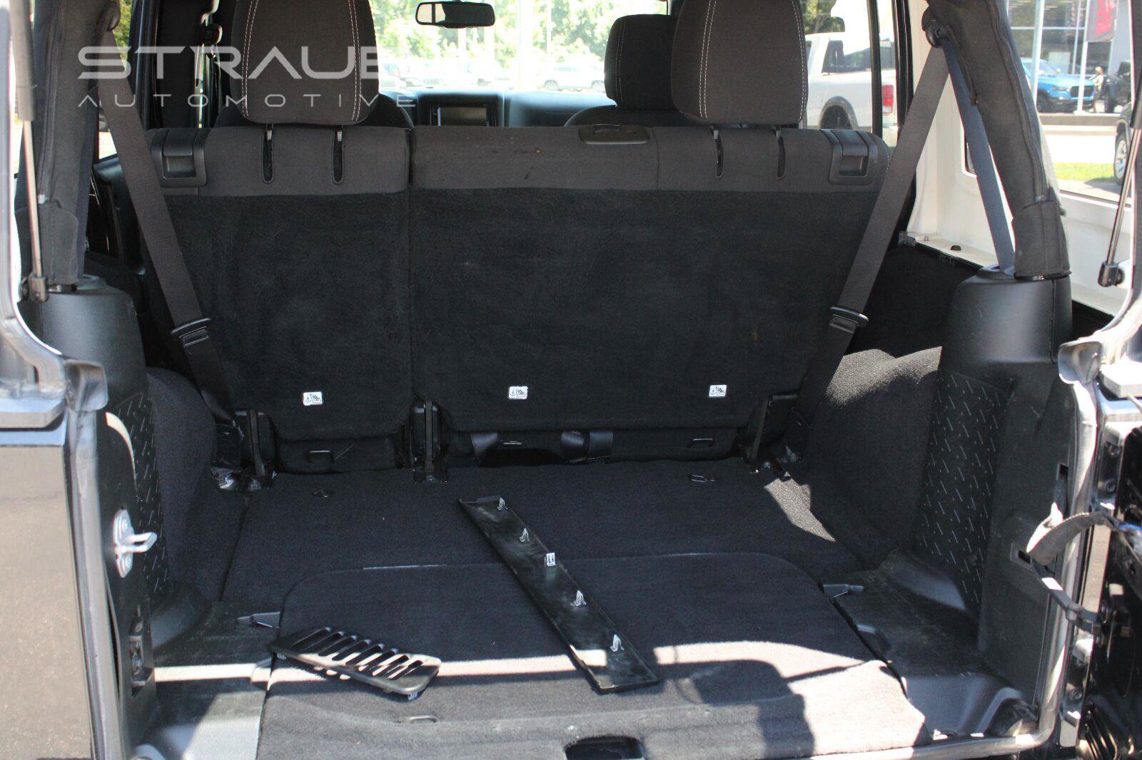 Used 2017 Jeep Wrangler Unlimited Rubicon w/ Connectivity Group AWD/4WD image 9