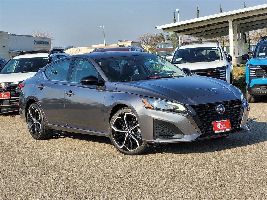 Used 2023 Nissan Altima 2.5 SR w/ SR Premium Package image 2