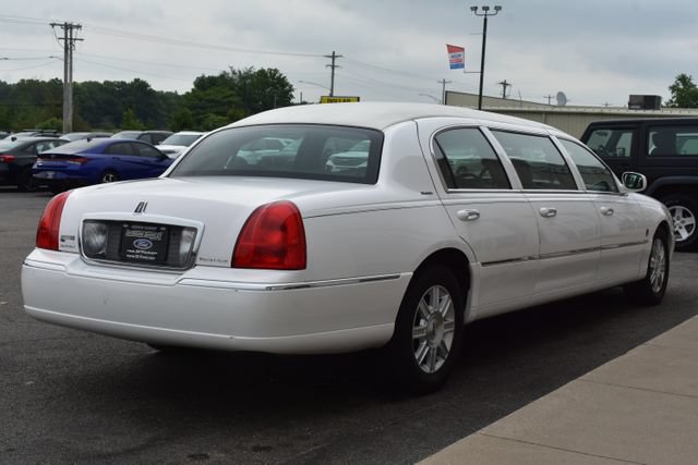Used 2008 Lincoln Town Car Executive RWD image 10