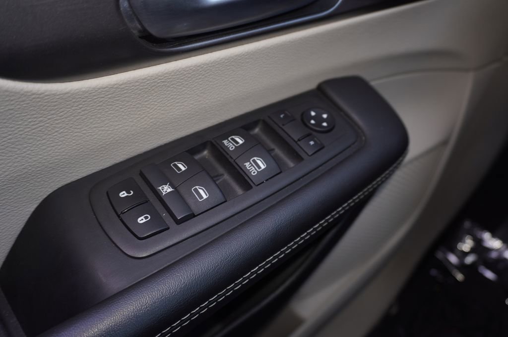 Used 2024 Chrysler Pacifica Touring-L FWD image 17