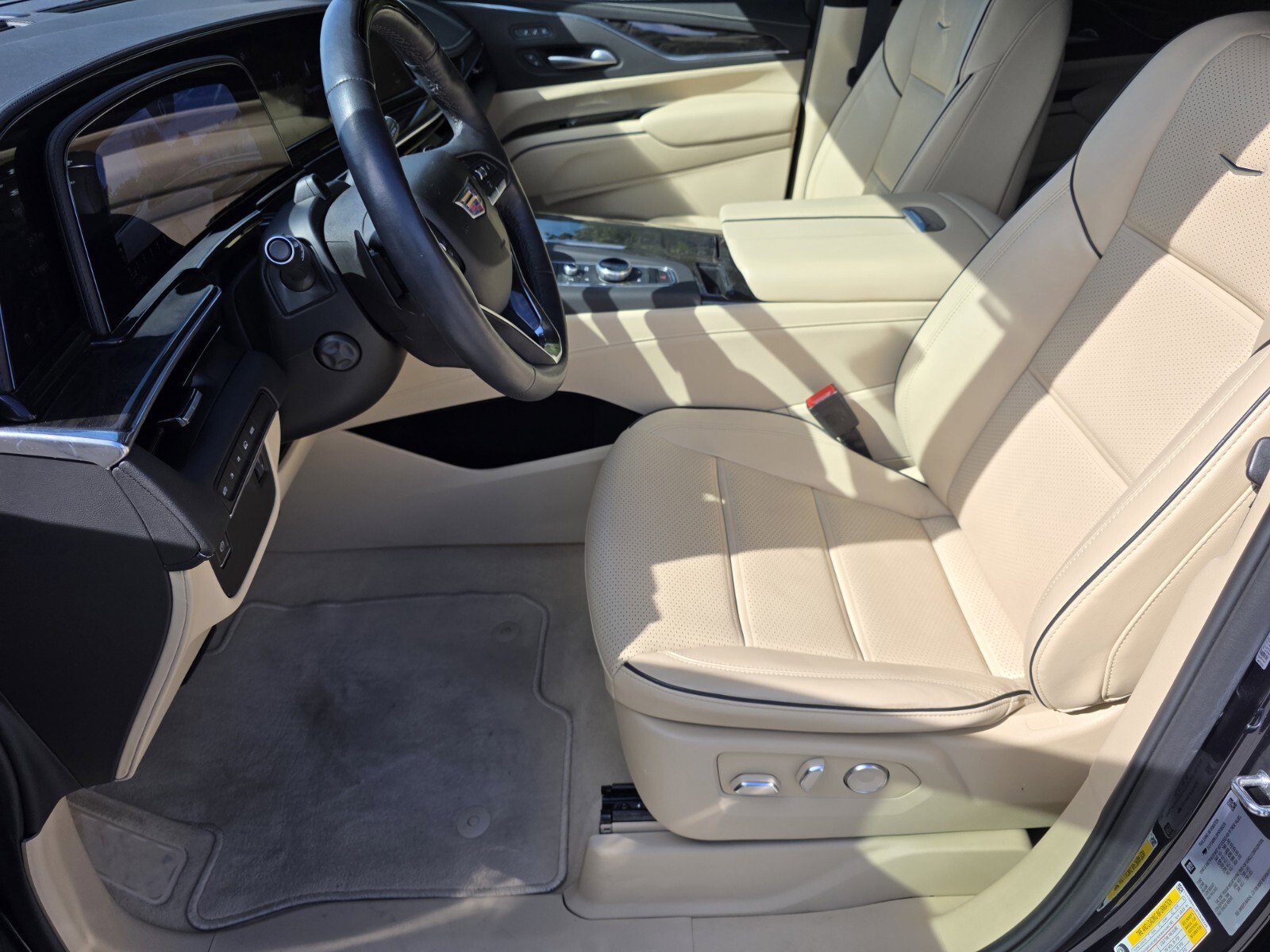 Used 2023 Cadillac Escalade Premium Luxury image 10