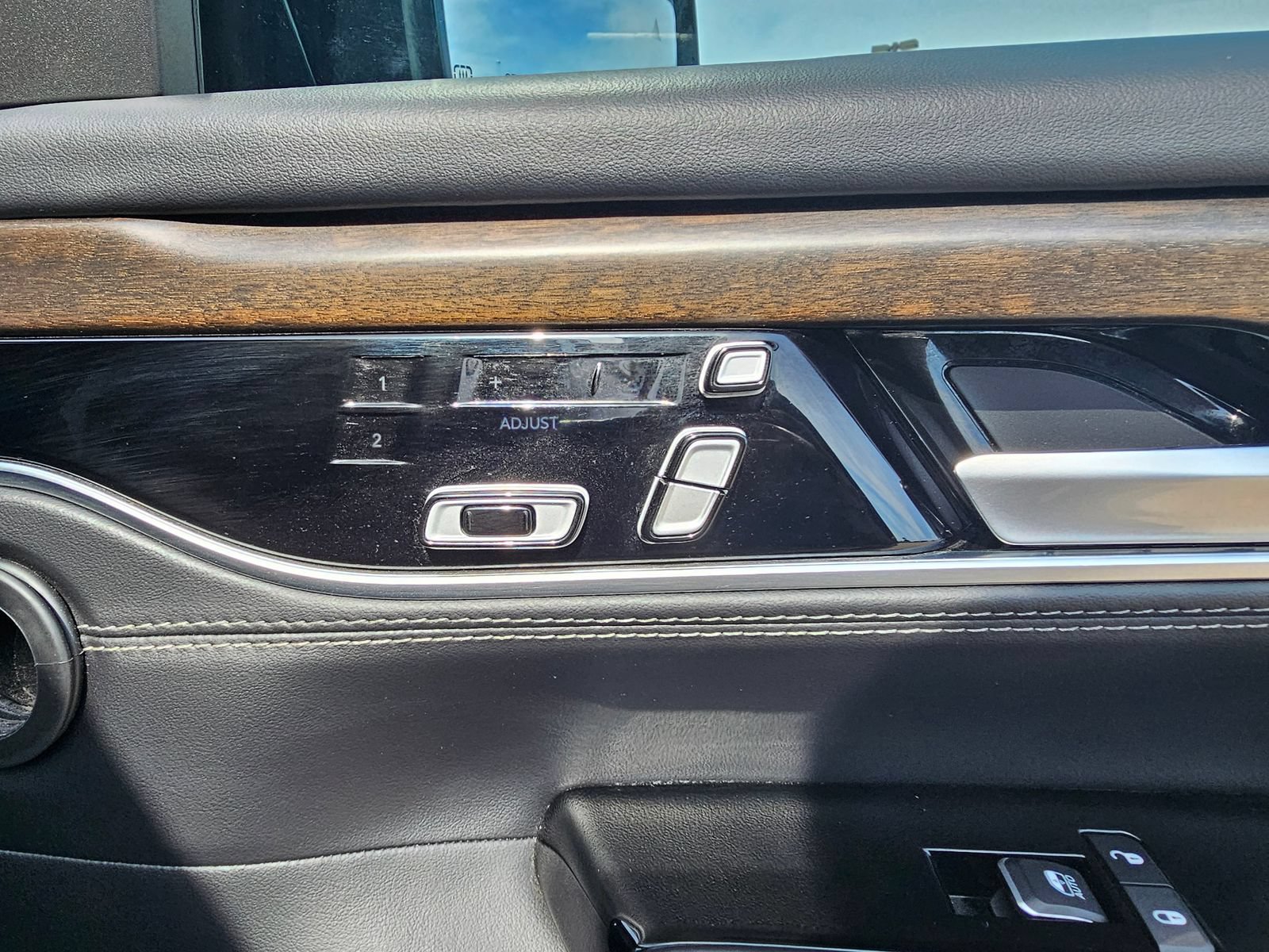 Used 2023 Jeep Grand Wagoneer Series II AWD/4WD image 37