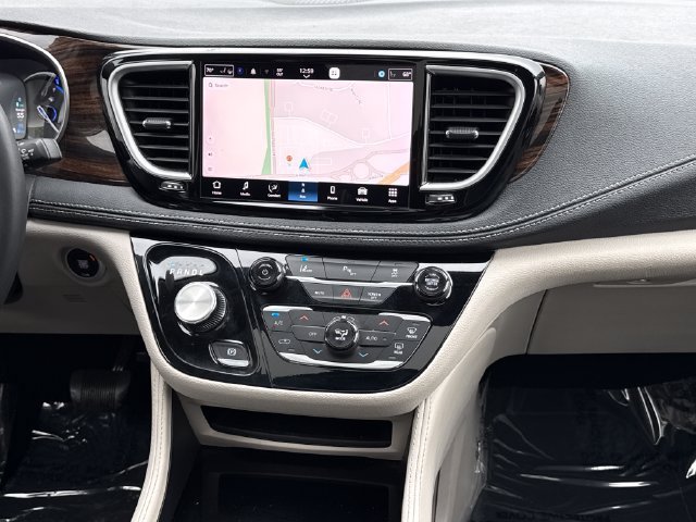Used 2023 Chrysler Pacifica Limited FWD image 10