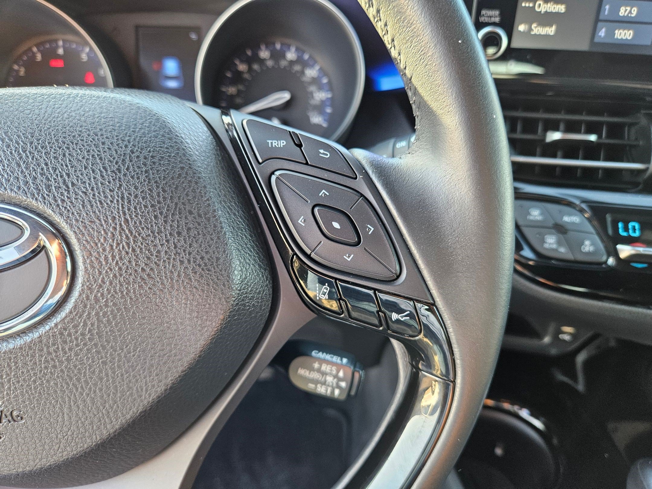 Used 2020 Toyota C-HR XLE FWD image 21