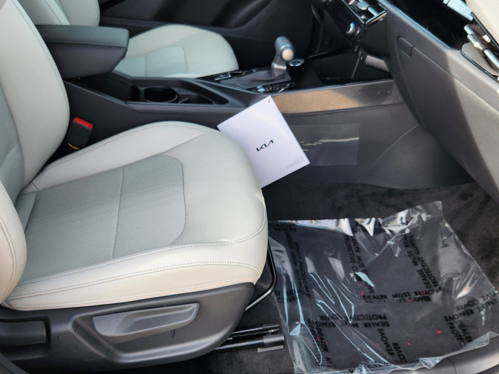 New 2025 Kia Niro EX Touring image 16