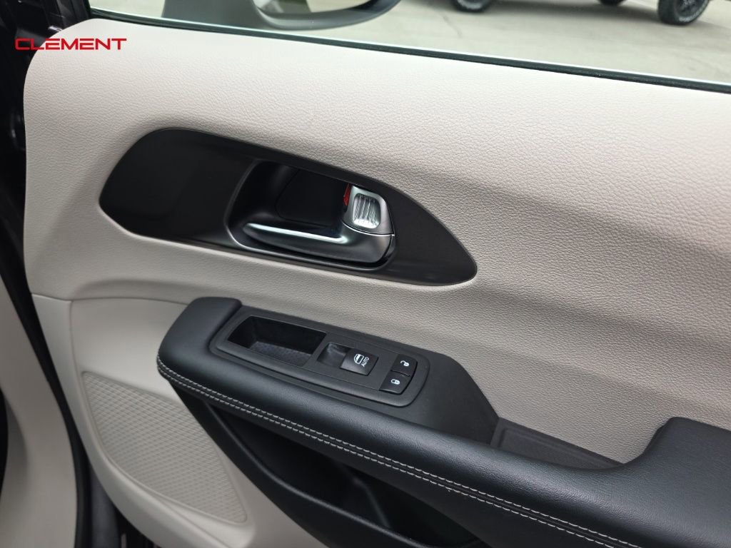 Used 2023 Chrysler Pacifica Touring-L image 32