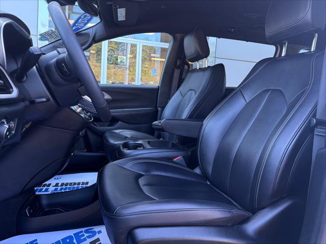 Certified 2025 Chrysler Pacifica Select FWD image 18