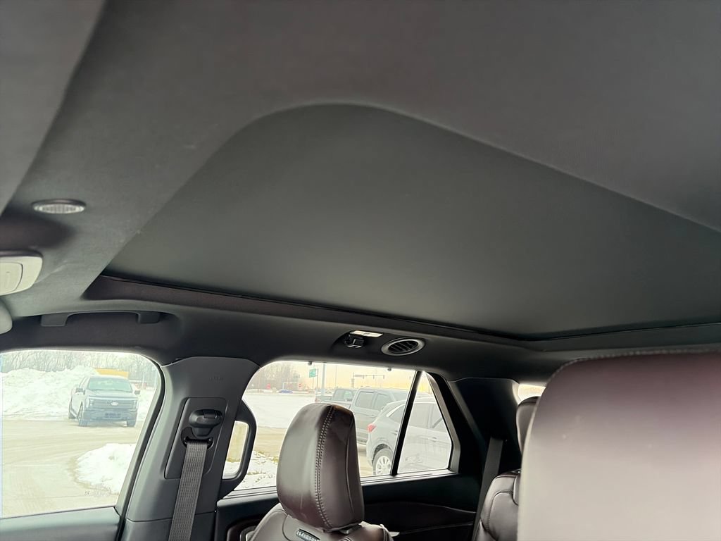 Used 2025 Ford Explorer Platinum AWD/4WD image 23
