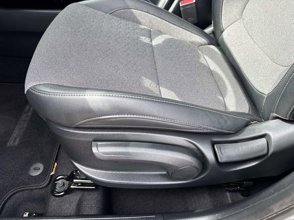 Used 2025 Kia Seltos S FWD image 16
