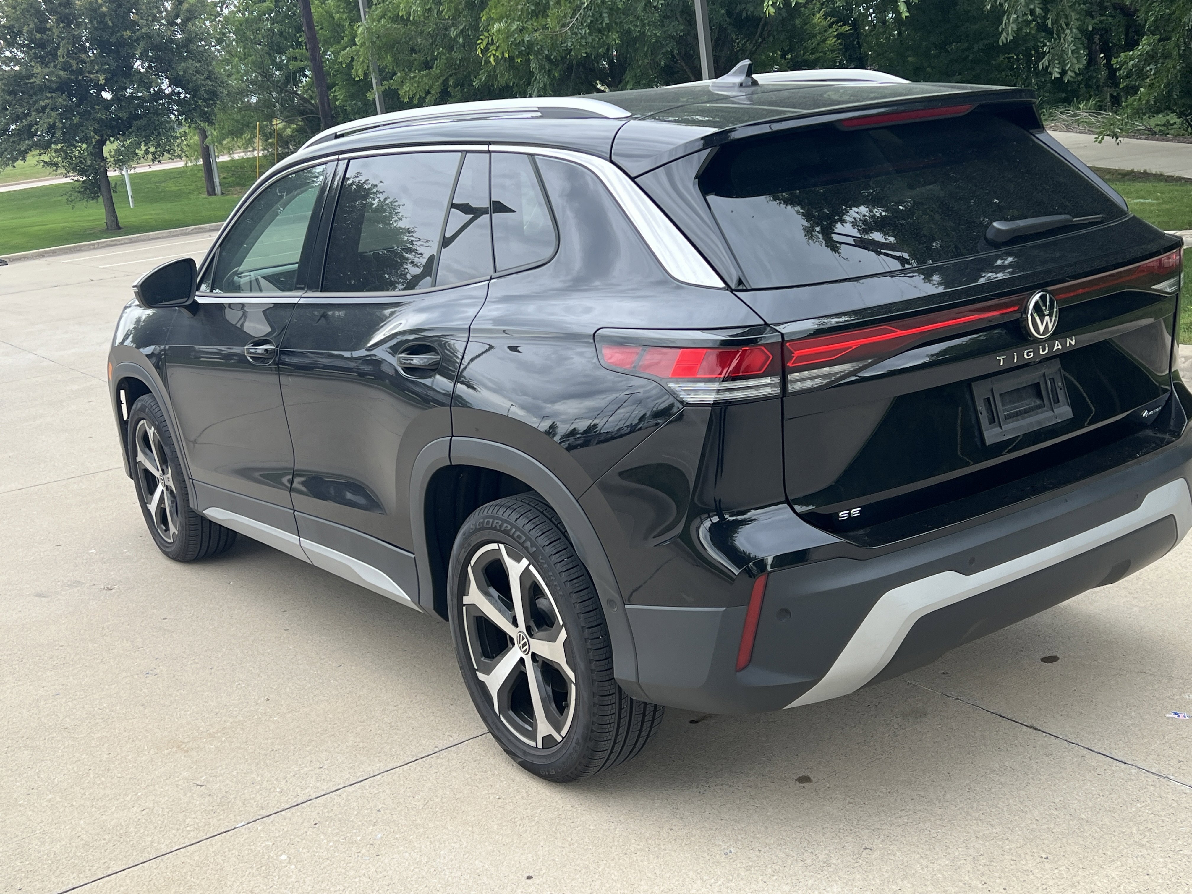 Certified 2025 Volkswagen Tiguan SE w/ Panoramic Sunroof Package AWD/4WD image 8
