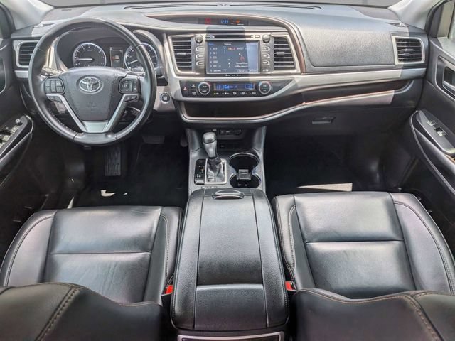 Used 2019 Toyota Highlander XLE FWD image 18