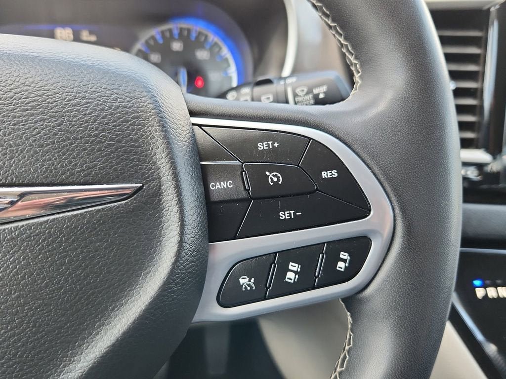 Used 2023 Chrysler Pacifica Touring-L FWD image 26