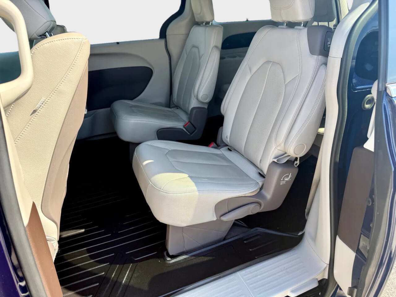 Used 2020 Chrysler Pacifica Touring-L Plus FWD image 9