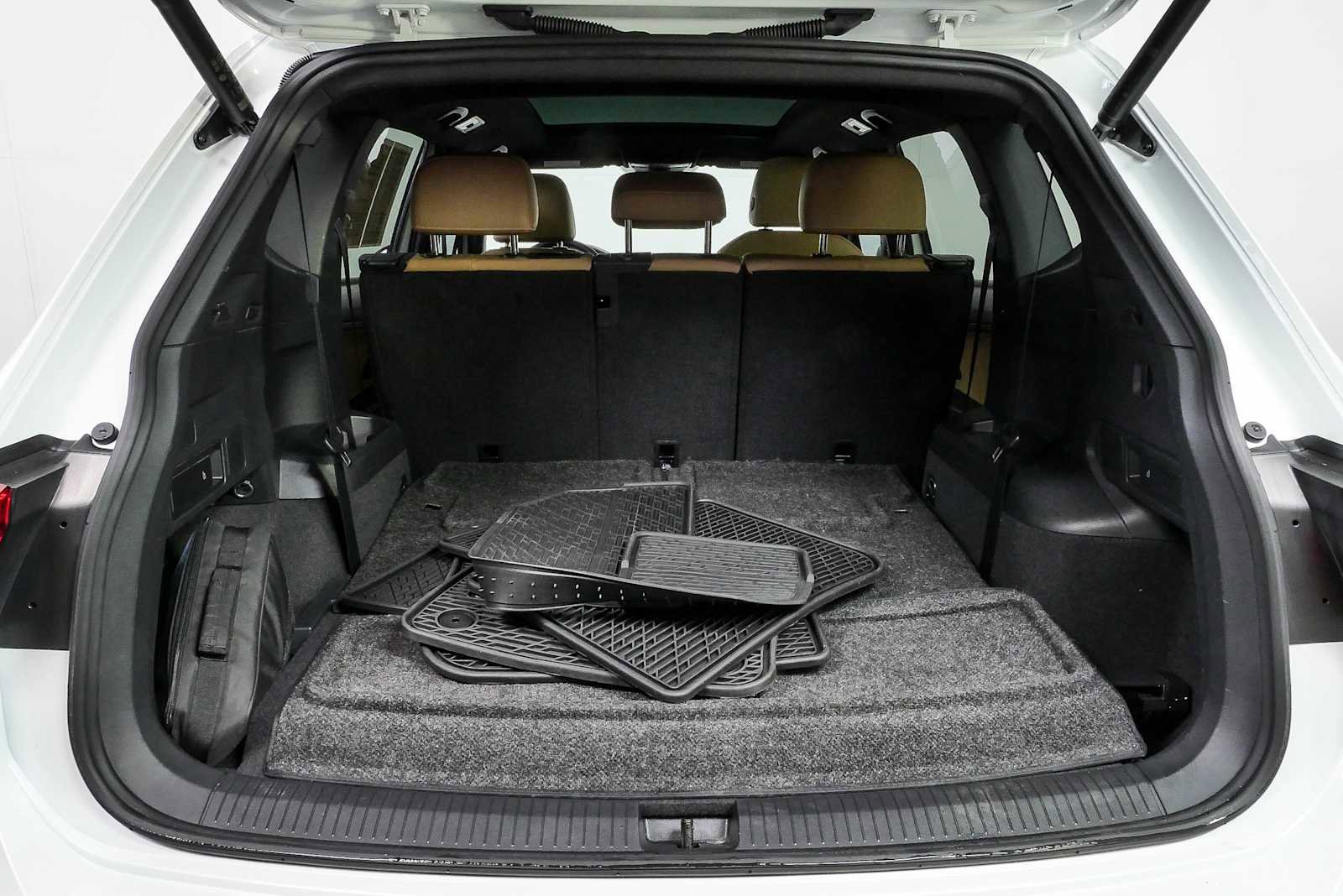 Certified 2023 Volkswagen Tiguan SE R-Line FWD image 32