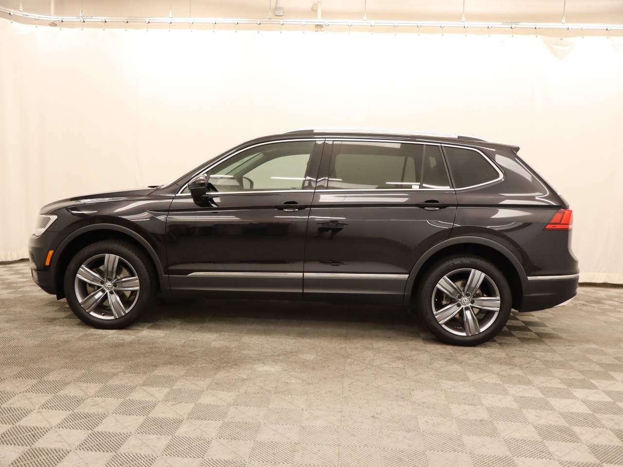 Used 2020 Volkswagen Tiguan SEL AWD/4WD image 2