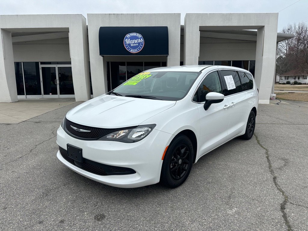 Used 2023 Chrysler Voyager LX image 1
