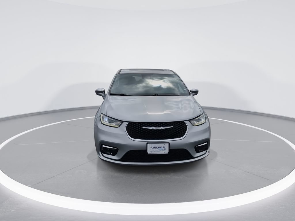 Used 2022 Chrysler Pacifica Limited w/ Uconnect Theater Family Group FWD image 3