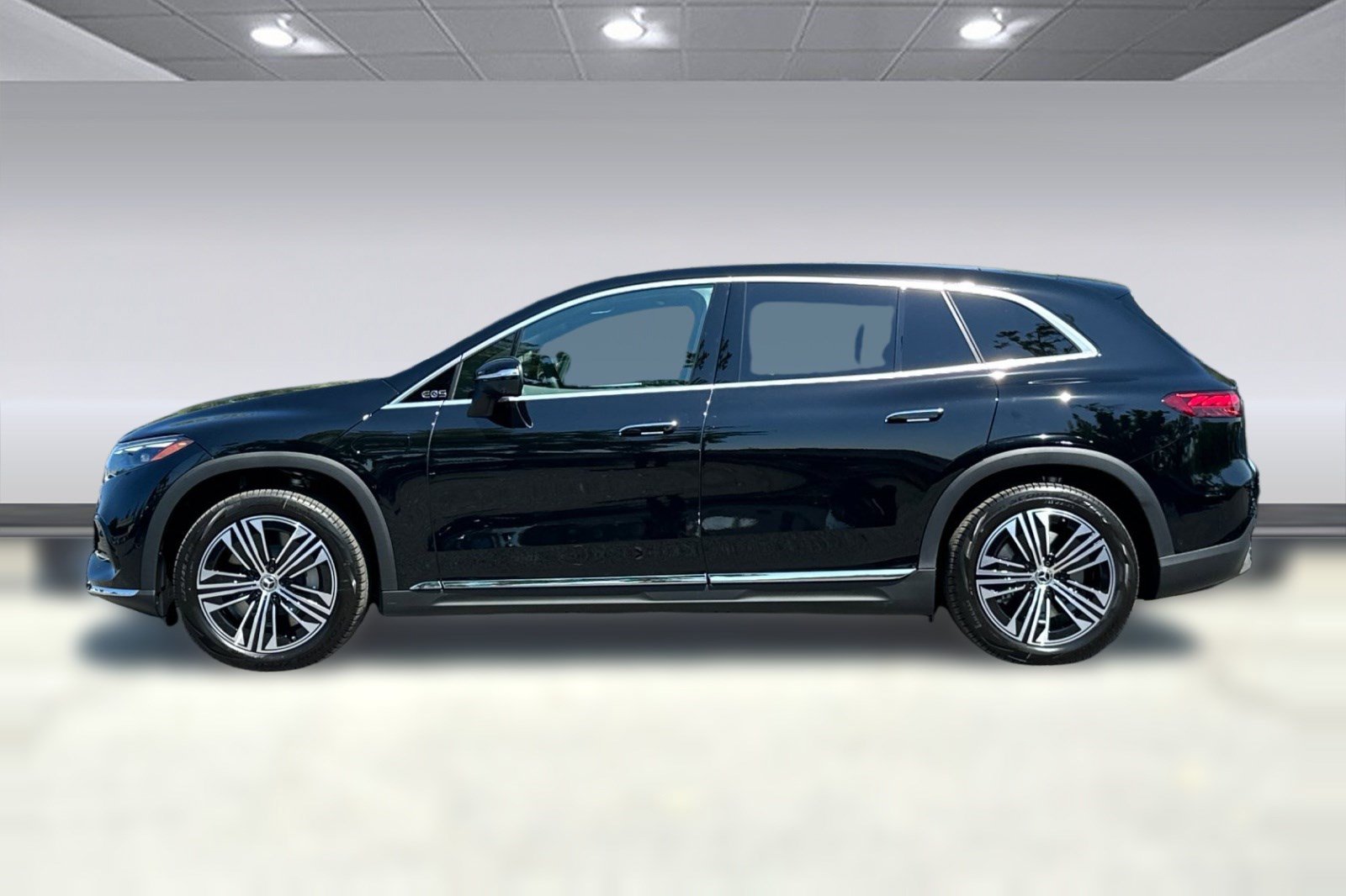 Used 2026 Mercedes-Benz EQS 400 4MATIC SUV image 2
