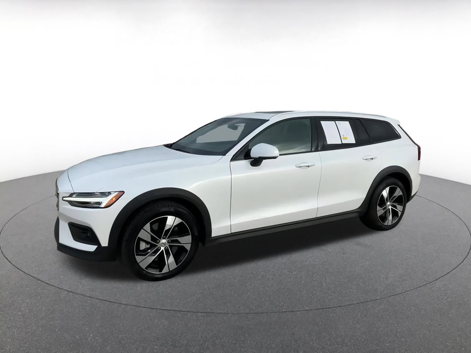 Used 2025 Volvo V60 B5 Cross Country Plus image 8