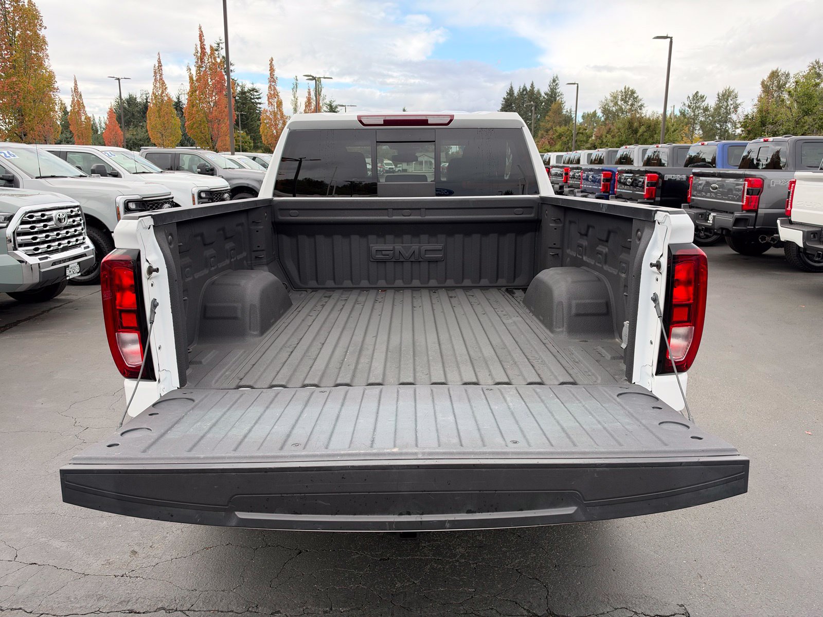 Used 2024 GMC Sierra 1500 Elevation w/ Elevation Premium Package AWD/4WD image 7